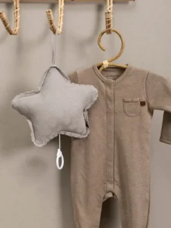 BABY´S ONLY Baby's Only - pehmeä soittorasia Reef - Urban taupe