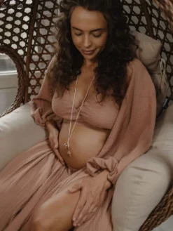 PROUD MAMA Bola raskauskoru – Merkityksellinen odotusajan koru, Sofie Feet