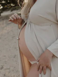 PROUD MAMA Bola raskauskoru – Merkityksellinen odotusajan koru, Sofie Gold Feet