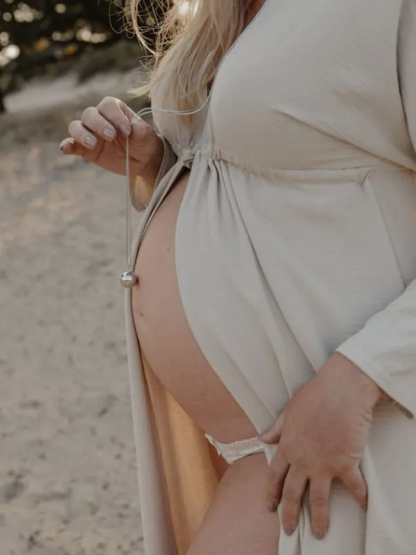 PROUD MAMA Bola raskauskoru – Merkityksellinen odotusajan koru, Sofie Gold Feet