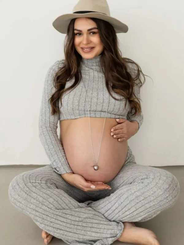PROUD MAMA Bola raskauskoru – Merkityksellinen odotusajan koru, Sofie Gold Feet