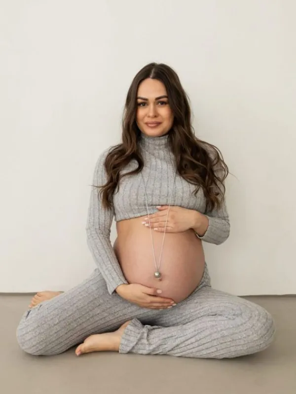 PROUD MAMA Bola raskauskoru – Merkityksellinen odotusajan koru, Sofie Creme Feet