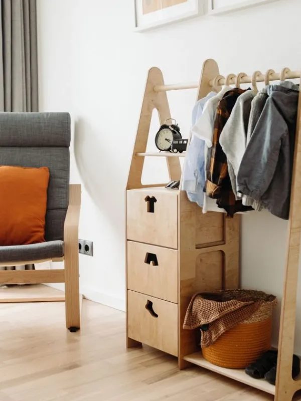 Duck Woodworks - lasten vaatekaappi laatikoilla