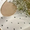 MUSHIE silikoninen ruokalappu (white letters)