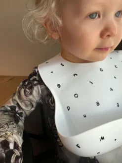 MUSHIE silikoninen ruokalappu (white letters)