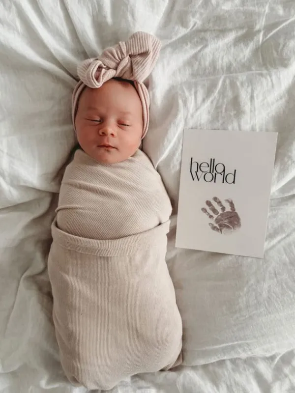 Musteeton Milestone kortti - Hello World