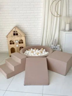 Pehmustettu pallomeri, leikkialusta, liukumäki ja portaat - Beige