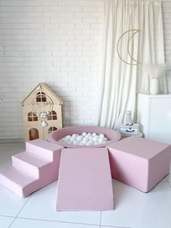 Pehmustettu pallomeri, leikkialusta, liukumäki ja portaat - Pink