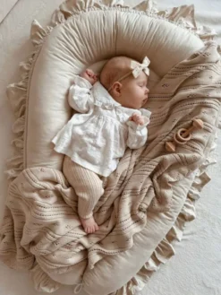 Vauvan pesä röyhelöillä – Pehmeä ja turvallinen babynest vastasyntyneelle, beige