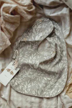MRS MIGHETTO Vedenpitävä ruokalappu, Misty Leaf Grey |
