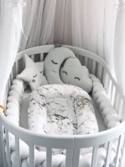 Velvet Palmikko reunasuoja pinnasänkyyn ja juniorisänkyyn - White