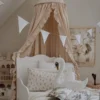 Vuodekatos jossa etuosassa röyhelö, beige